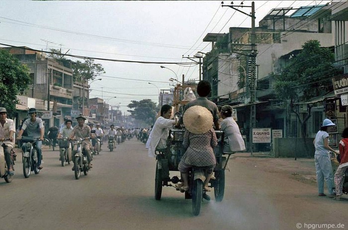 Xe tự chế trên đường phố Sài Gòn, 1991.